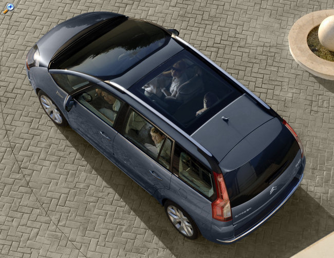 Vue du dessus, cette Citron C4-Picasso rvle toute son originalit, avec ce pare-brise panoramique remontant bien au-dessus de la tte du conducteur et lui procurant une luminosit et une visibilit exceptionnelle. Comme sur la C4 berline, le tot panoramique ne se prolonge pas jusqu' l'arrire du vhicule.